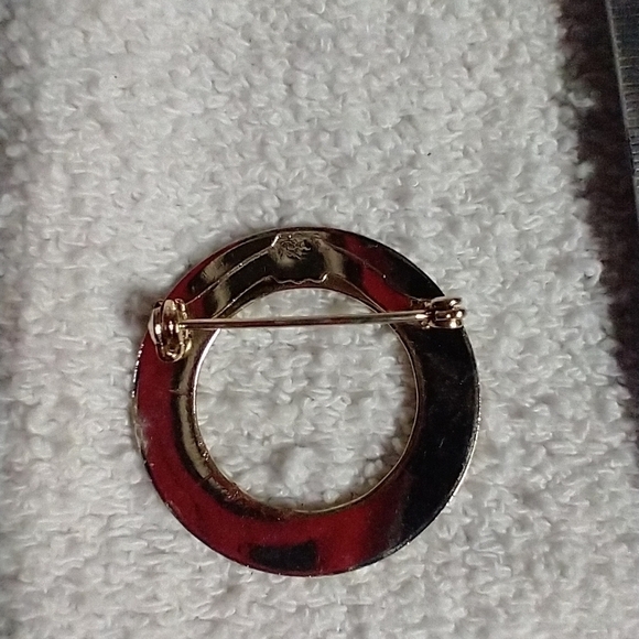 Silvertone round decorative brooch approx. 1.25 - Picture 3 of 3